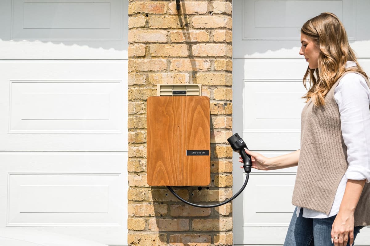 Recharge électrique d'une voiture sans permis électrique sur borne domestique