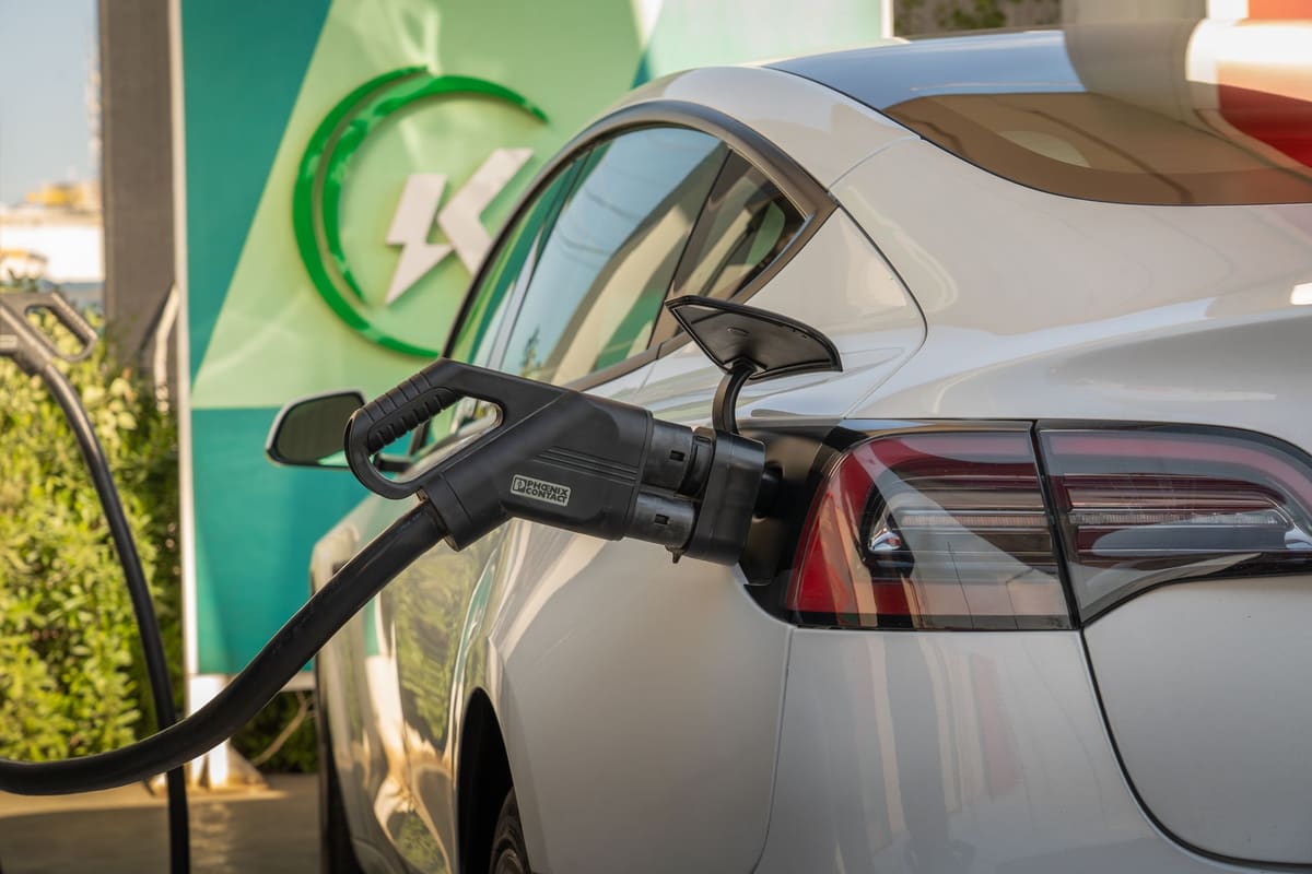 Recharge d'une voiture électrique pas cher sur borne publique