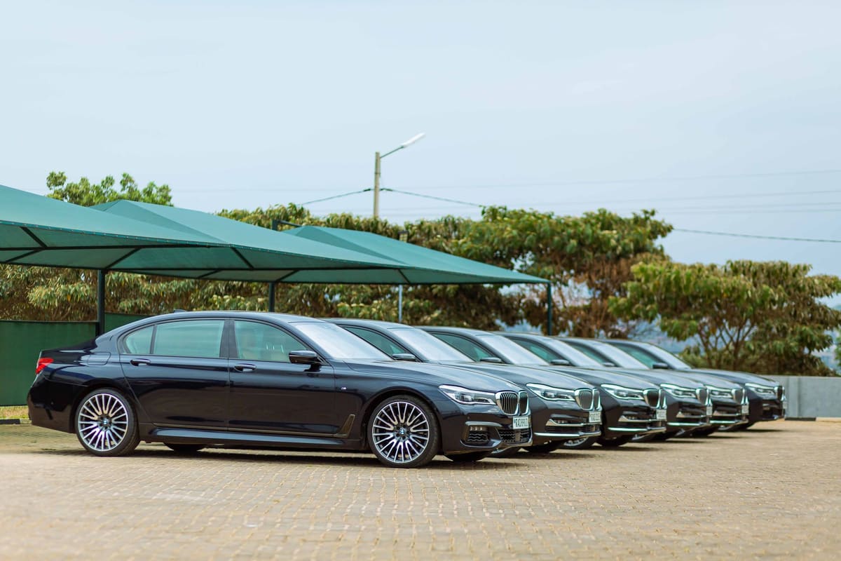Berline de marque de voiture de luxe garée devant une concession premium