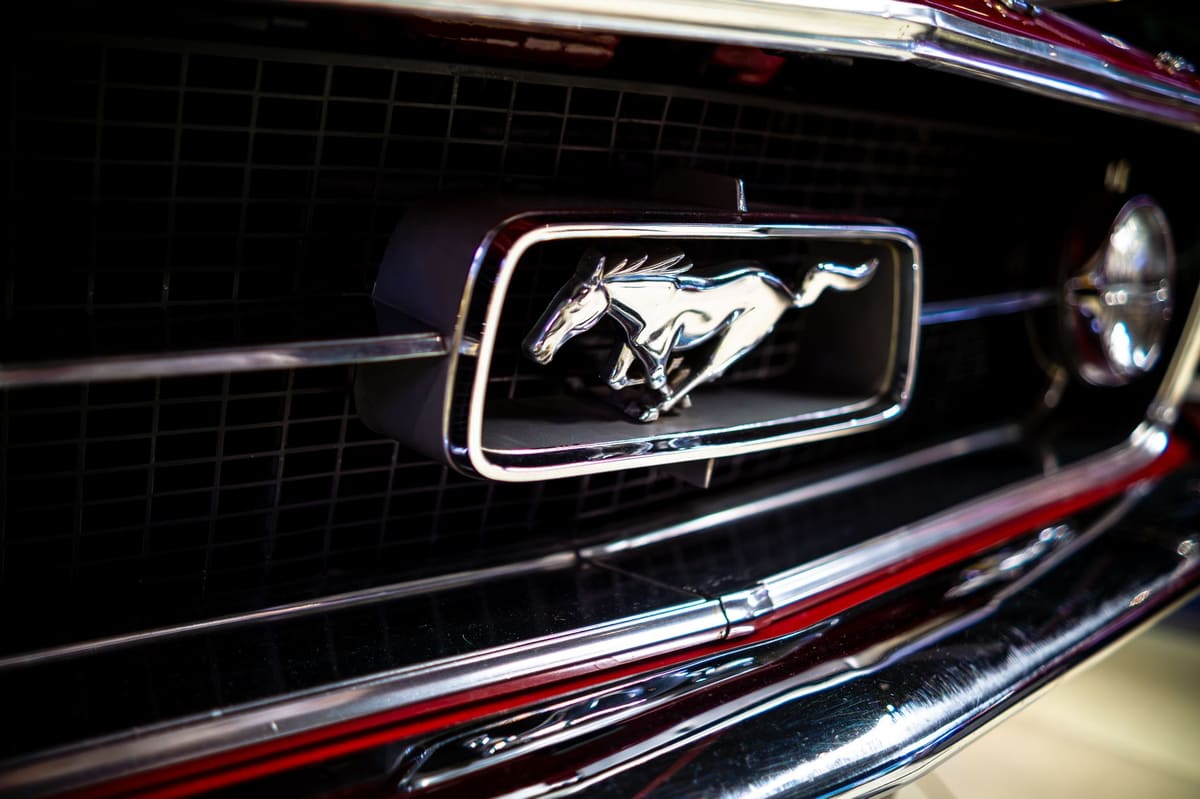 Détail du logo métallique sur le capot d'une voiture de luxe